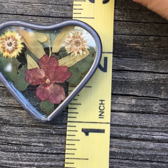 Pewter framed pressed flower pin - Picture 5 of 7